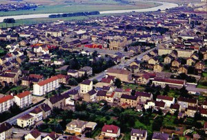 Vue aérienne du centre ville avant destruction de la brasserie.